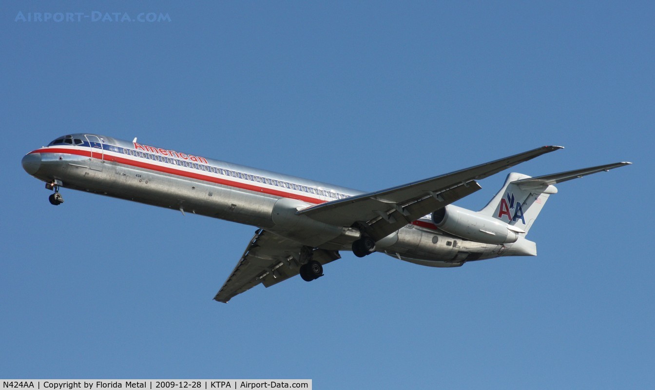 N424AA, 1986 McDonnell Douglas MD-82 (DC-9-82) C/N 49336, TPA 2009