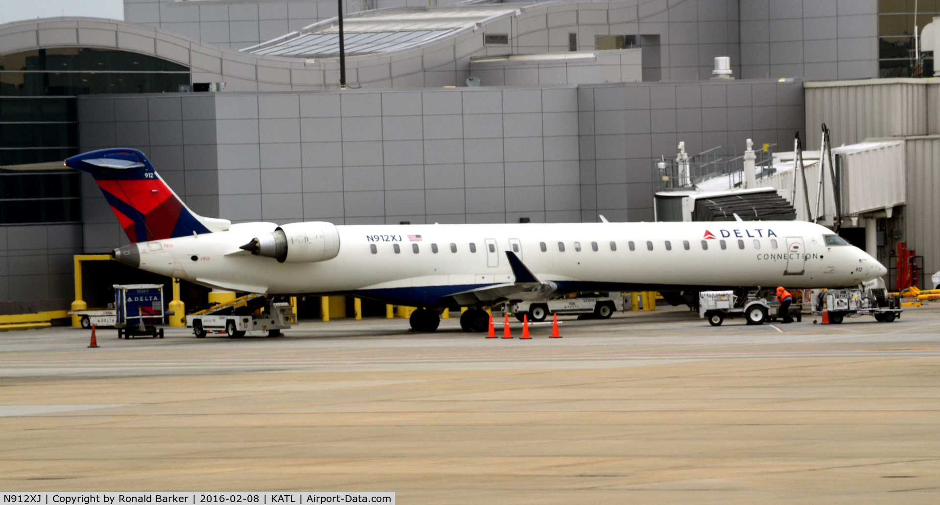N912XJ, 2007 Bombardier CRJ-900ER (CL-600-2D24) C/N 15144, At gate Atlanta