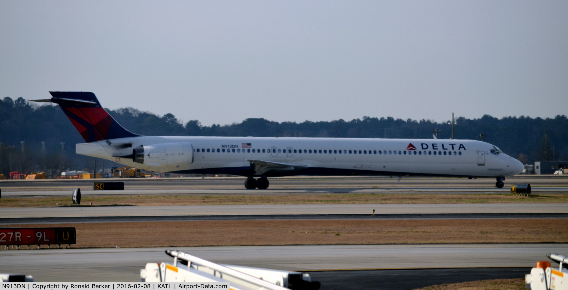 N913DN, 1996 McDonnell Douglas MD-90-30 C/N 53393, Taxi Atlanta