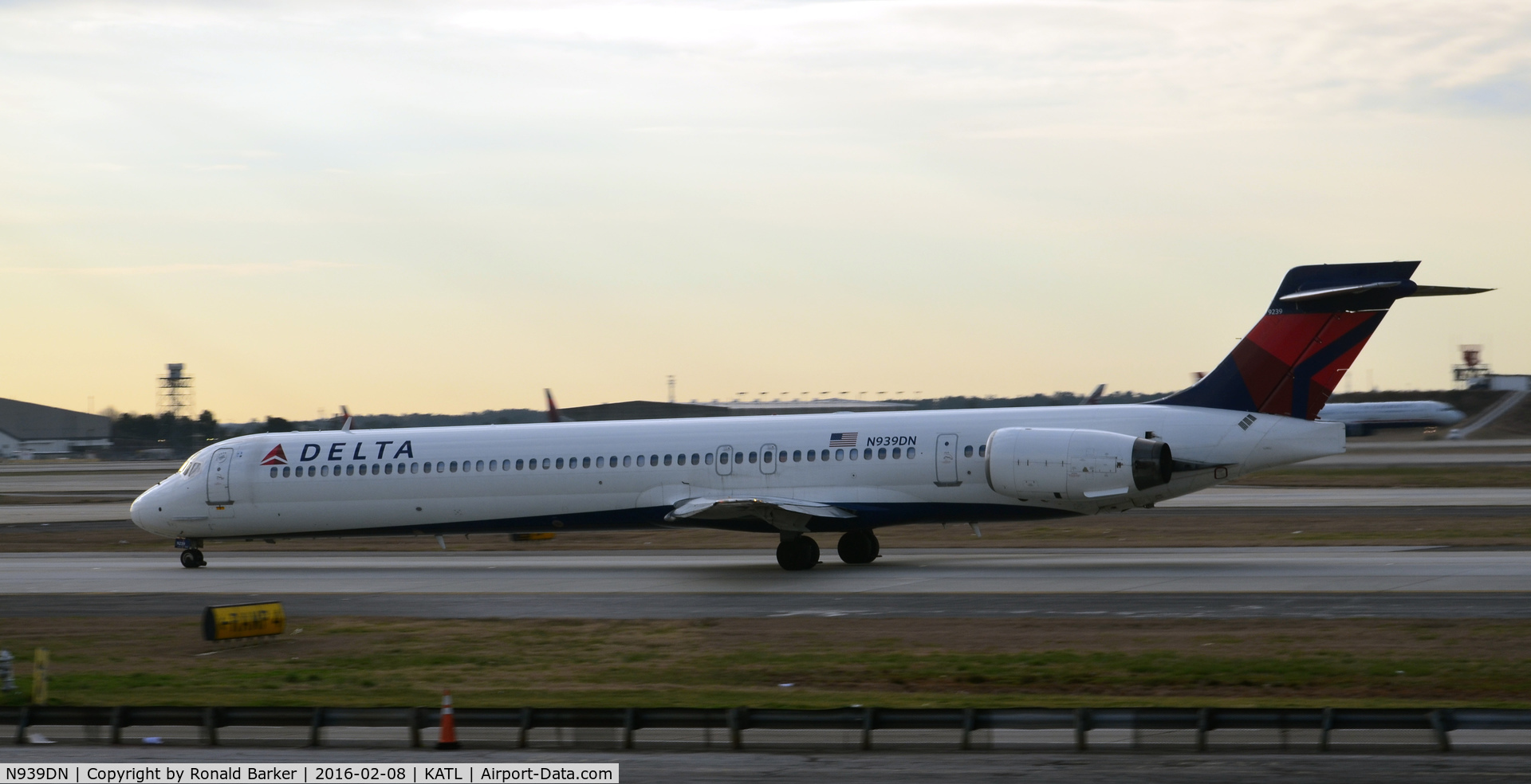 N939DN, 1996 McDonnell Douglas MD-90-30 C/N 53356, Taxi Atlanta