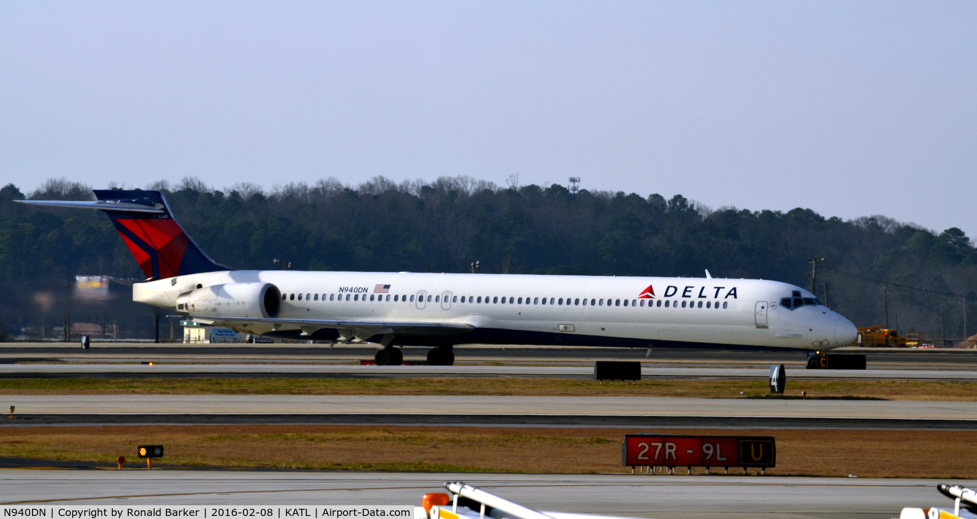 N940DN, 1997 McDonnell Douglas MD-90-30 C/N 53359, Taxi Atlanta