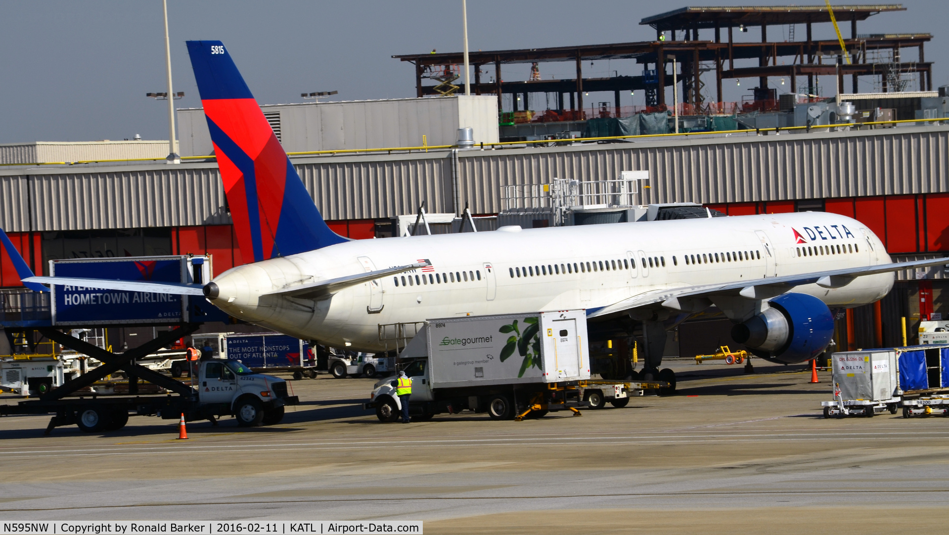 N595NW, 2003 Boeing 757-351 C/N 32995, At the gate Atlanta