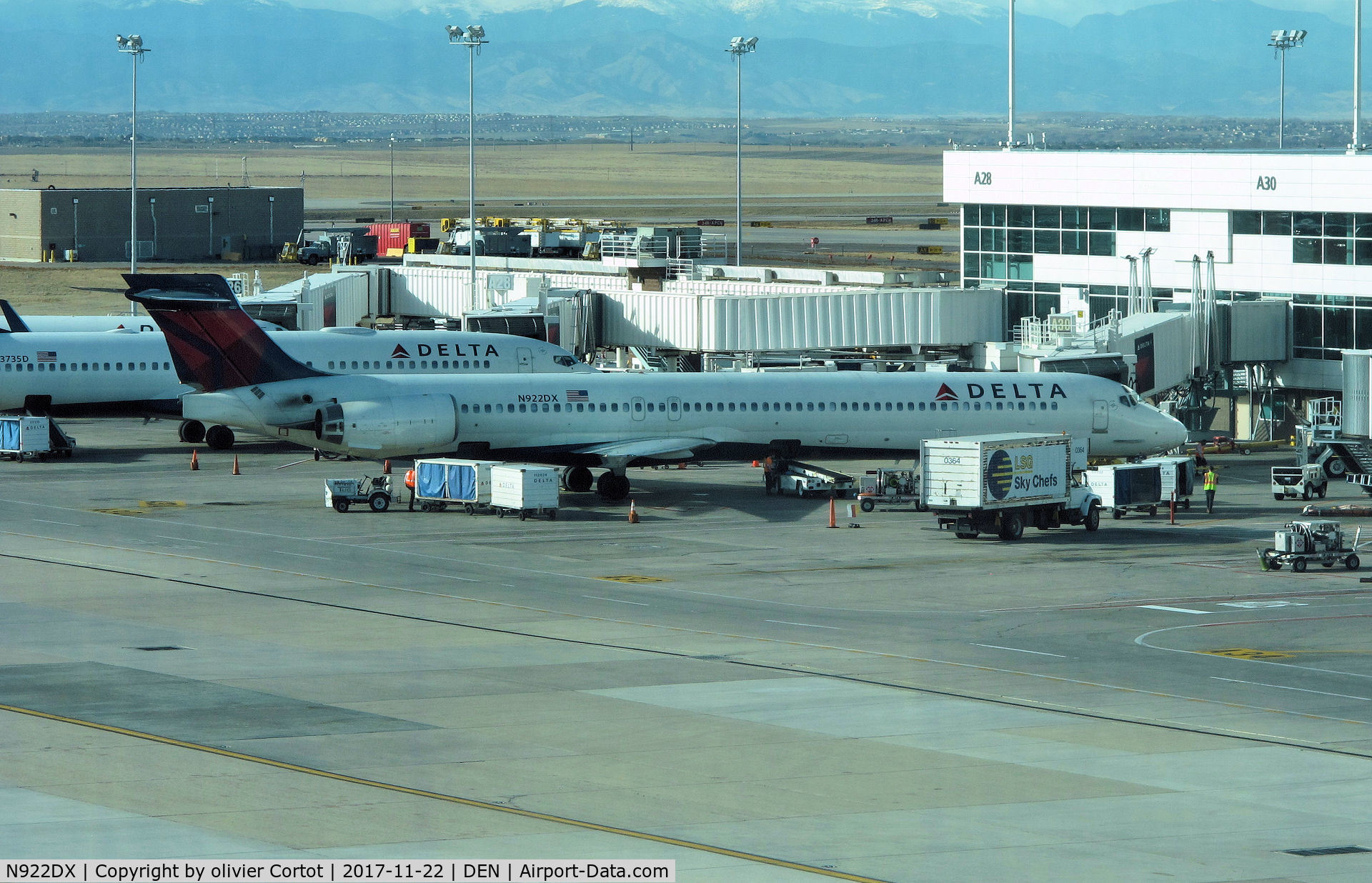 N922DX, 1997 McDonnell Douglas MD-90-30 C/N 53584, nov 2017