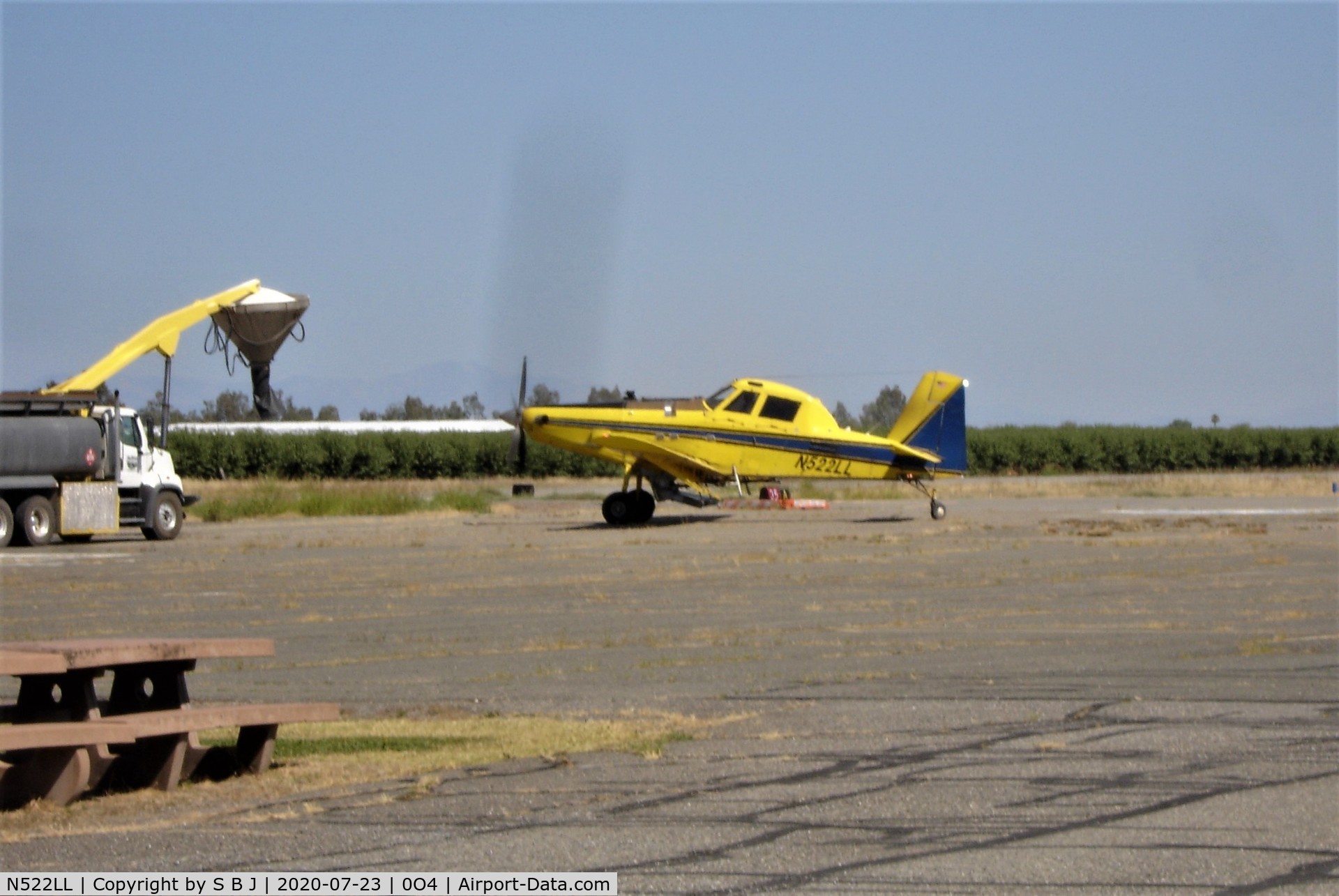 N522LL, 2013 Air Tractor AT-802 C/N 802-0532, 2LL about to pick up its last load of dust at the Corning airport.