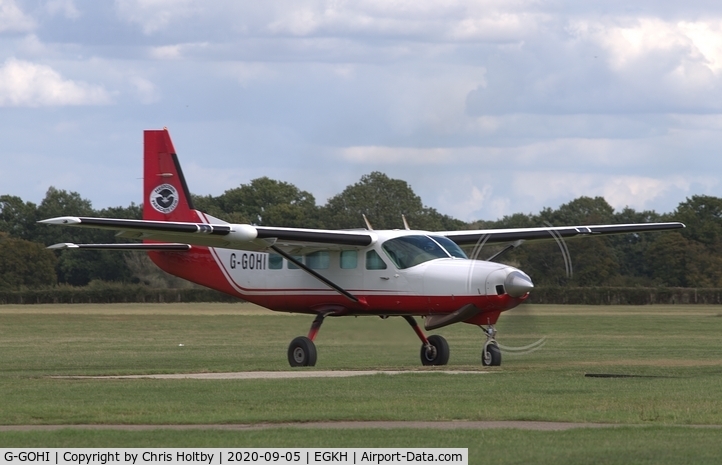 G-GOHI, 1985 Cessna 208 Caravan I C/N 20800040, Taxiing to pick up new crew of parachutists