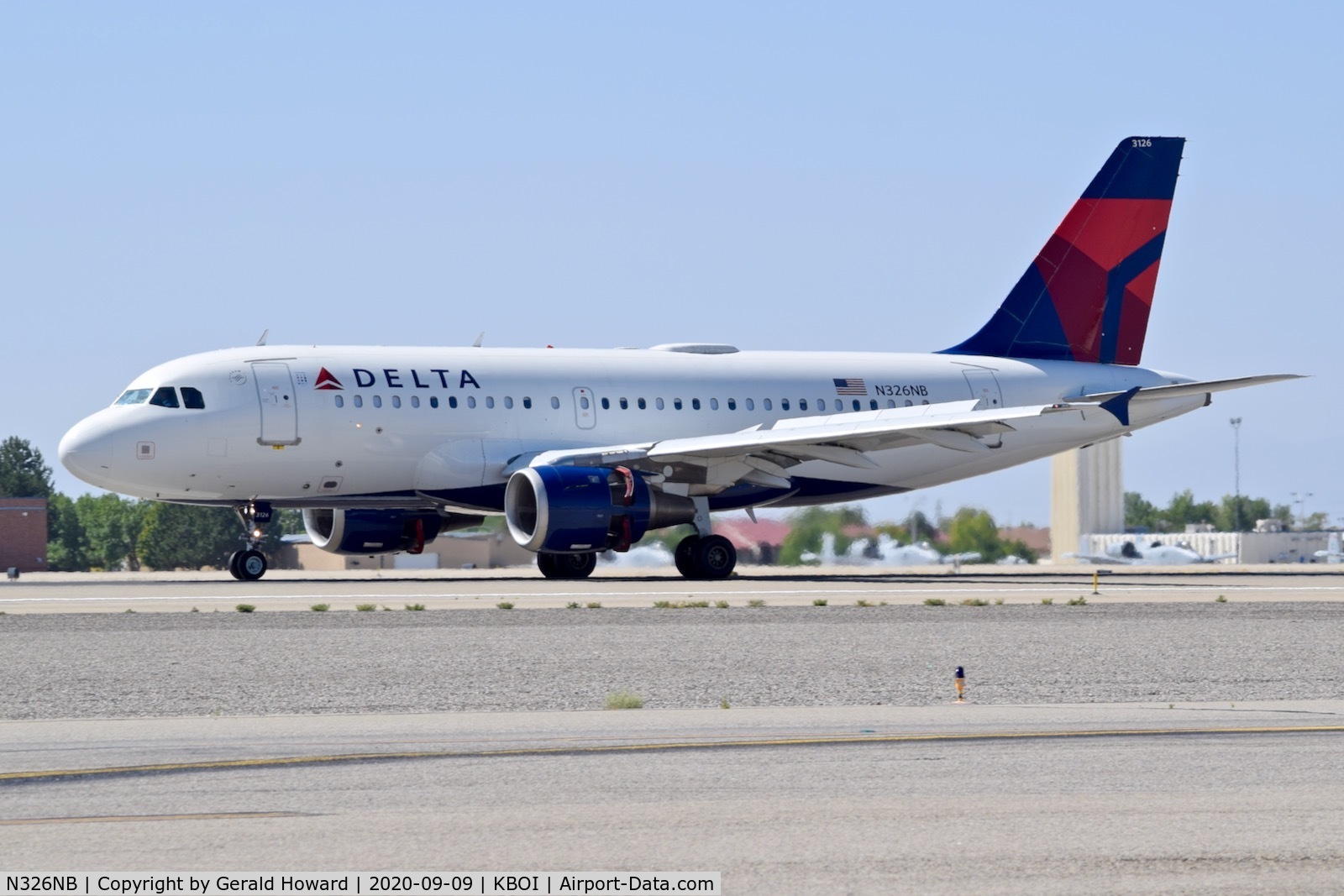 N326NB, 2001 Airbus A319-114 C/N 1498, Landing roll out on 10L.