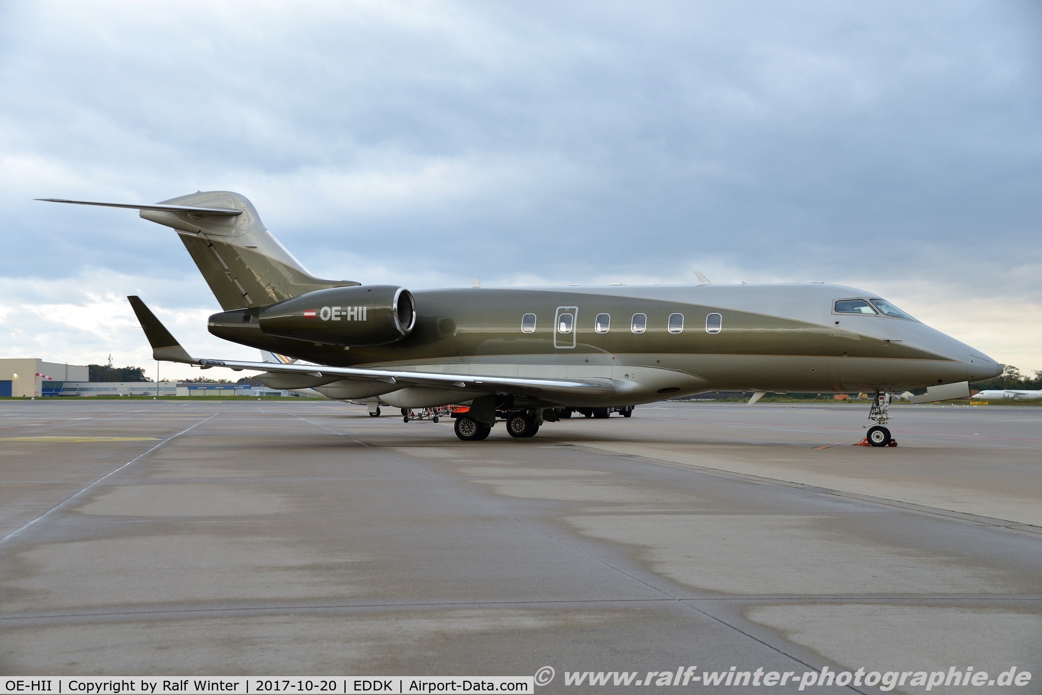 OE-HII, Bombardier Challenger 300 (BD-100-1A10) C/N 20111, Bombardier BD-100-1A10 Challenger 300 - LDX Lauda Motion Executive - 20111 - OE-HII - 20.10.2017 - CGN