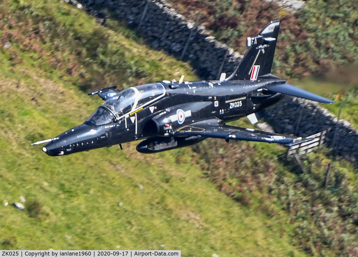 ZK025, 2009 British Aerospace Hawk T2 C/N RT016/1254, XXV Squadron low level in LFA17