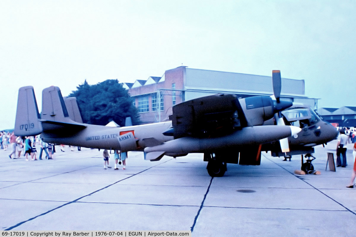 69-17019, 1969 Grumman OV-1D Mohawk C/N 34D, 69-17019   Grumman OV-1D Mohawk [34D] (United States Army) RAF Mildenhall~G 04/07/1976