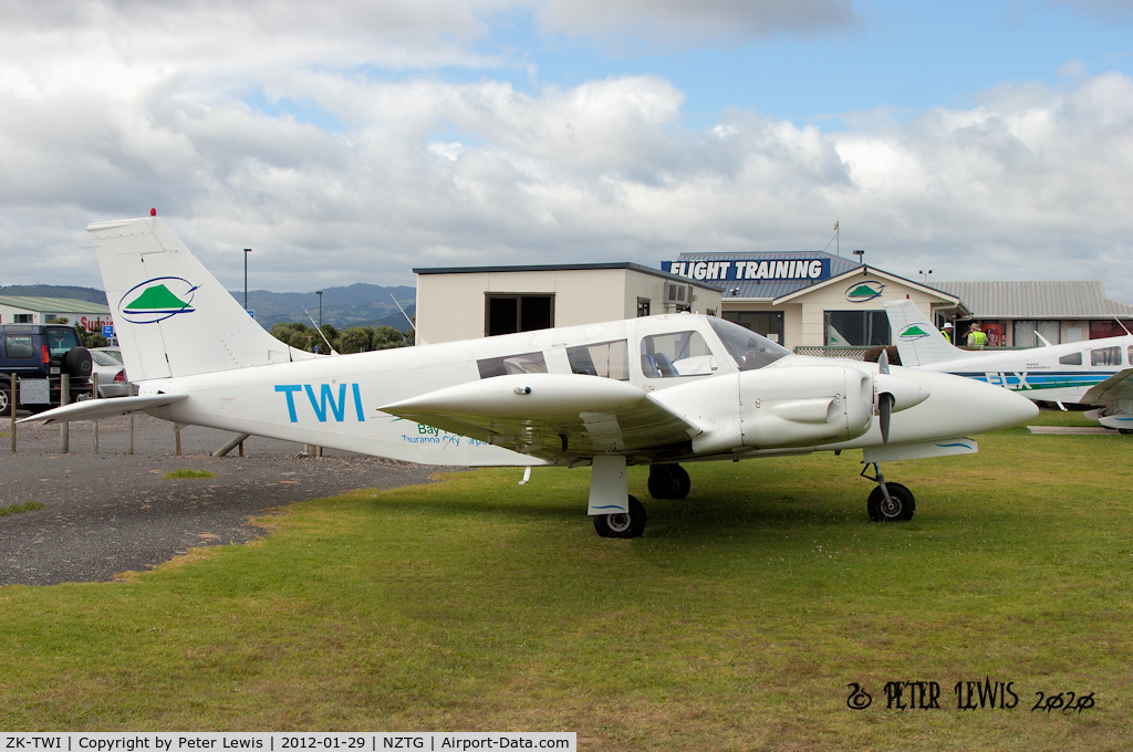 ZK-TWI, Piper PA-34-200 C/N 34-7250281, Helipro Aviation Training Ltd., Paraparaumu t/a Bay Flight Aviation
