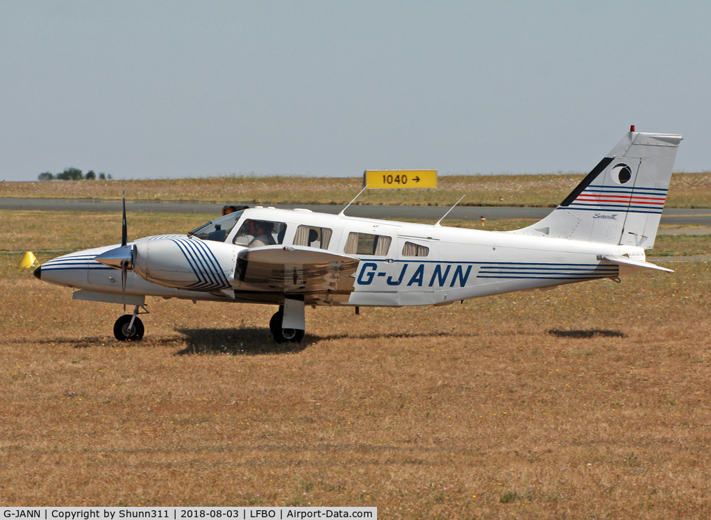 G-JANN, 1988 Piper PA-34-220T Seneca III C/N 34-33133, Taxiing to the grass parking area...