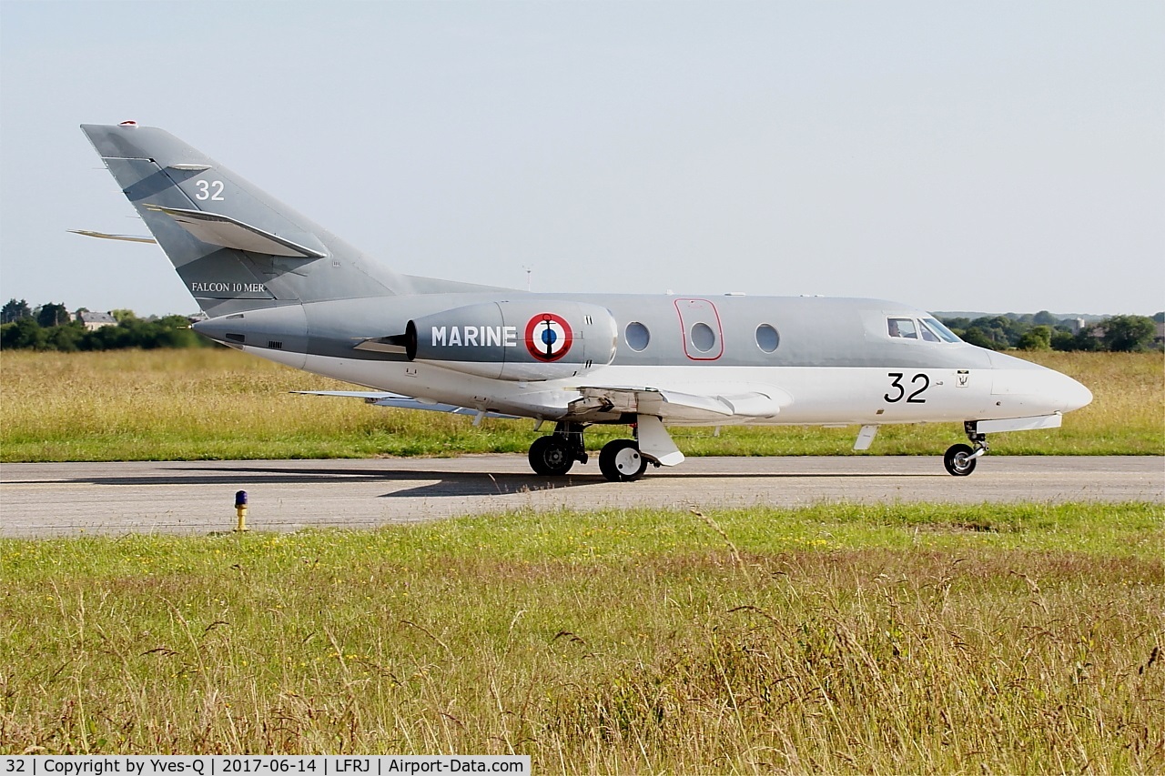 32, 1974 Dassault Falcon 10MER C/N 32, Dassault Falcon 10 MER, Taxiing to rwy 26, Landivisiau Naval Air Base (LFRJ)