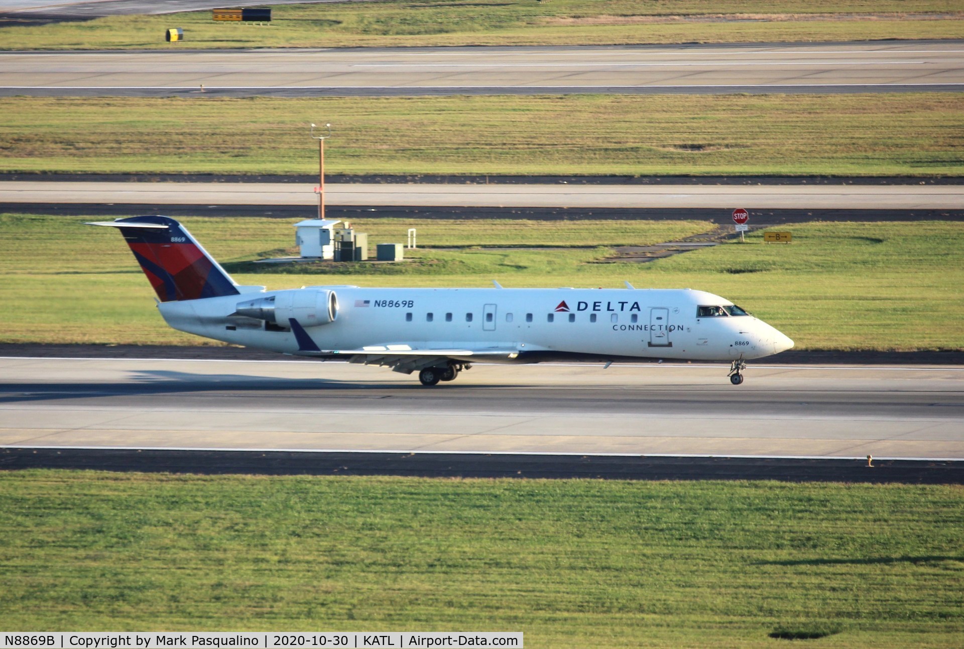 N8869B, 2003 Canadair CRJ-440 (CL-600-2B19) Regional Jet C/N 7869, CL-600-2B19