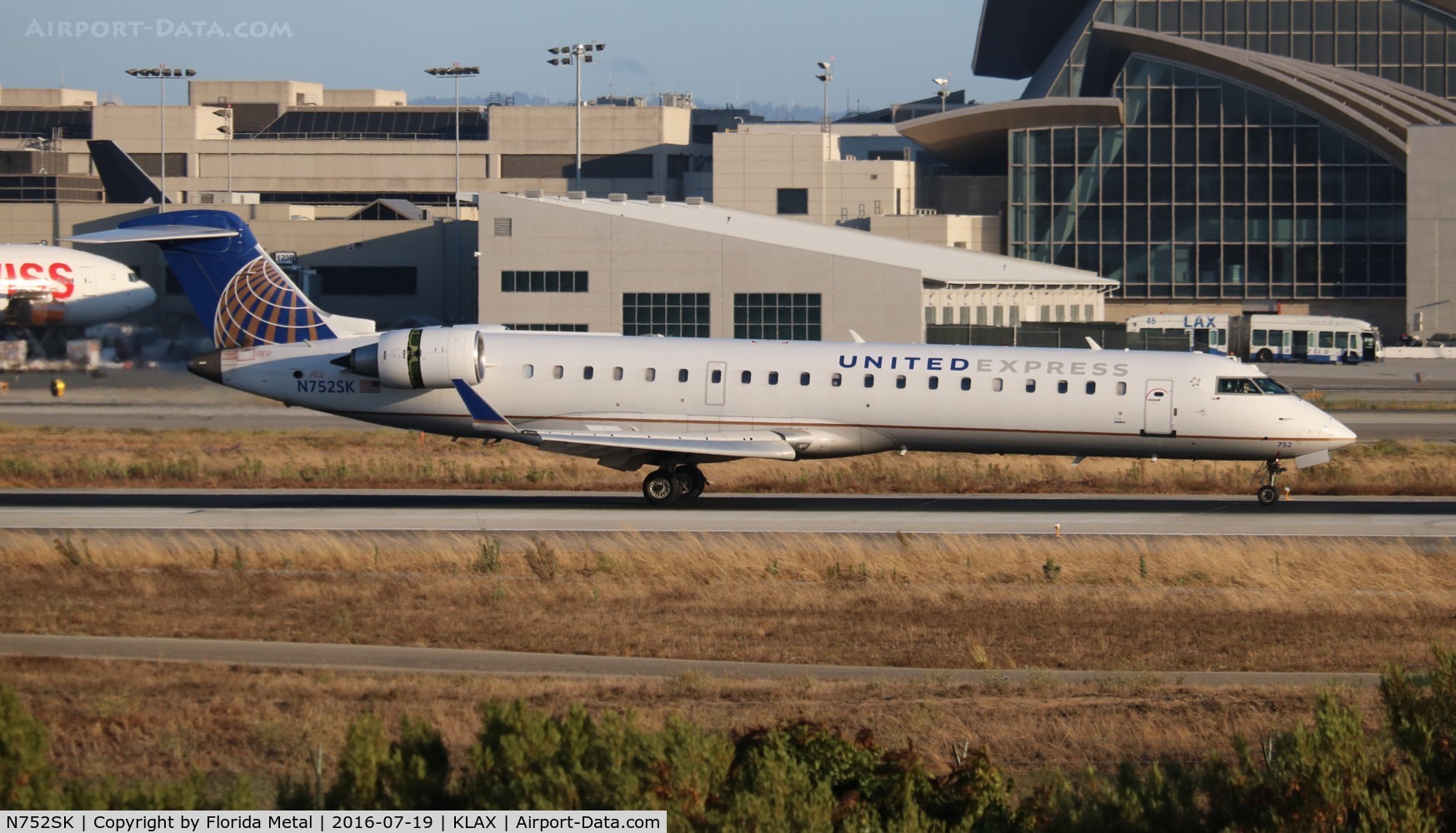 N752SK, 2005 Bombardier CRJ-701ER (CL-600-2C10) Regional Jet C/N 10209, LAX spotting 2016