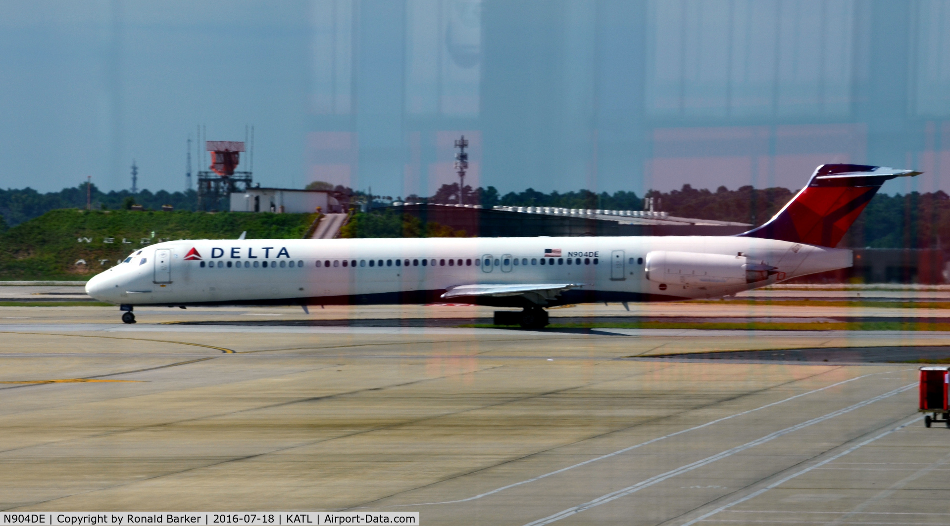 N904DE, 1992 McDonnell Douglas MD-88 C/N 53409, Taxi Atlanta
