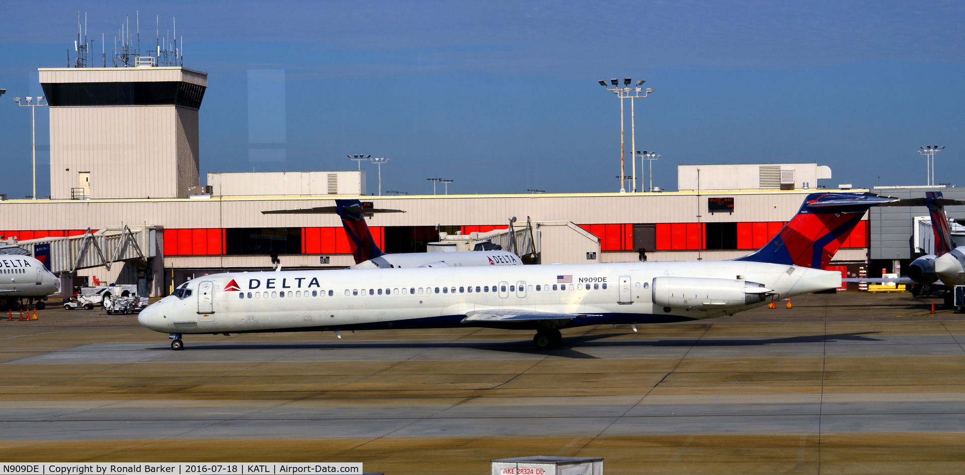 N909DE, 1992 McDonnell Douglas MD-88 C/N 53418, Taxi Atlanta