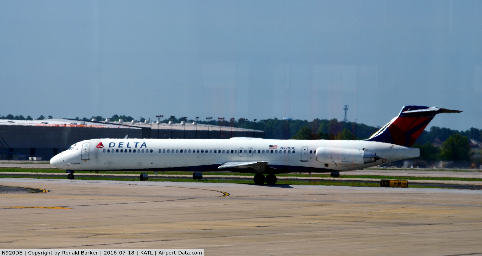 N920DE, 1993 McDonnell Douglas MD-88 C/N 53423, Taxi Atlanta
