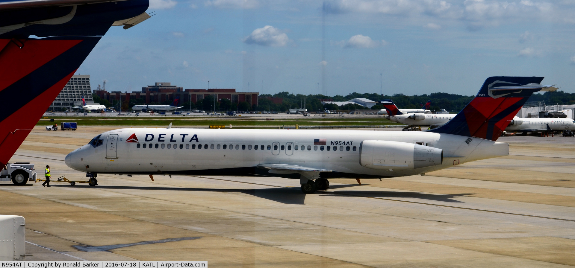 N954AT, 2000 Boeing 717-2BD C/N 55016, Push back Atlanta