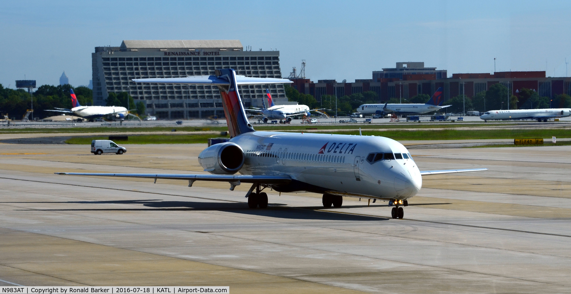 N983AT, 2005 Boeing 717-200 C/N 55052, Taxi to park Atlanta