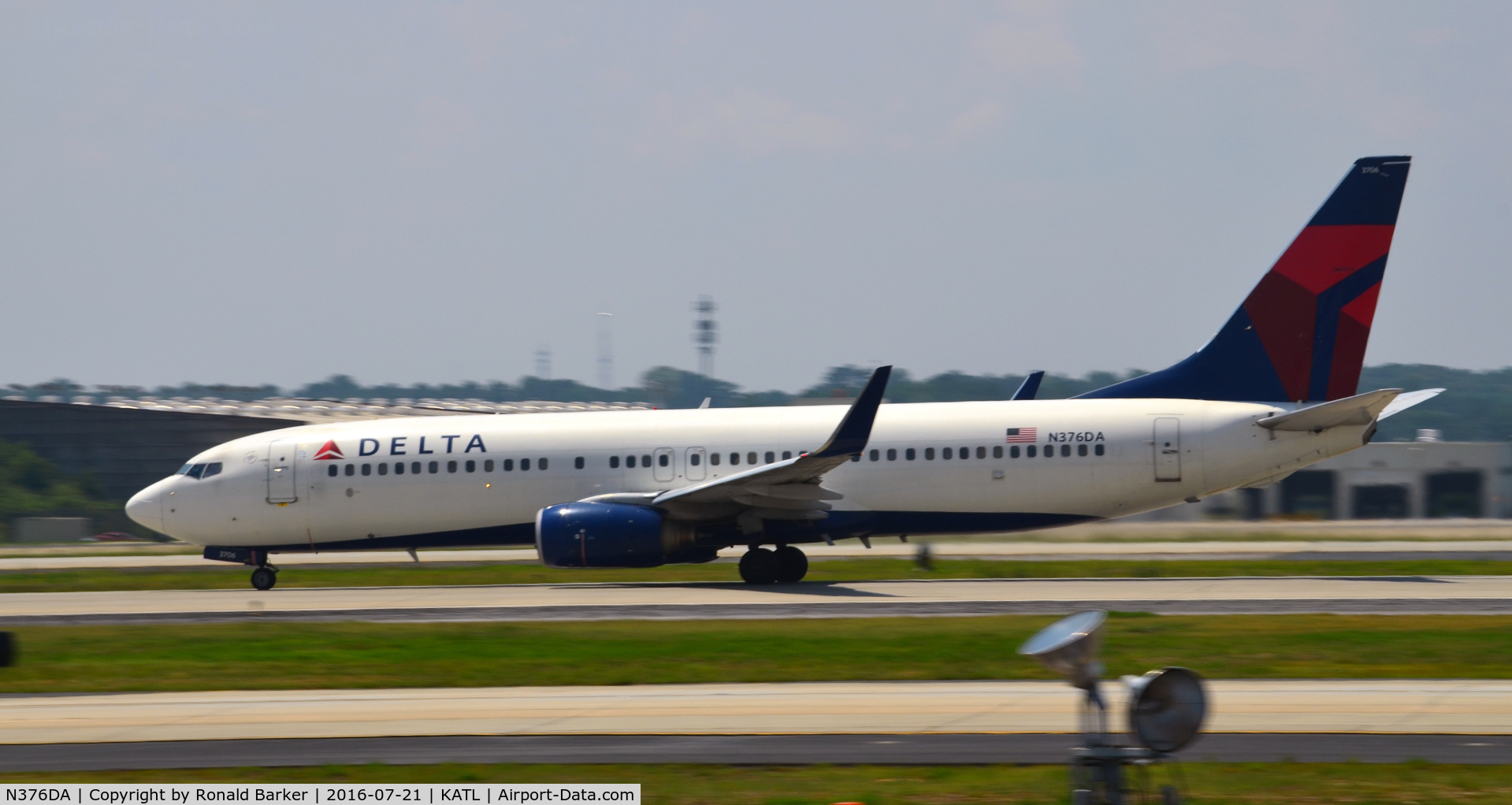 N376DA, 1999 Boeing 737-832 C/N 29624, Takeoff Atlanta