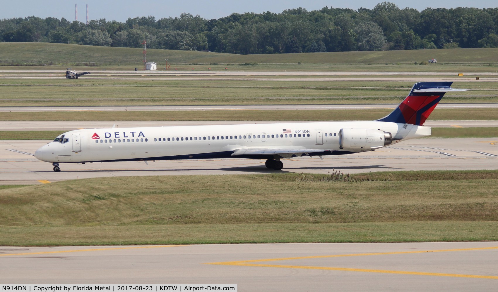 N914DN, 1996 McDonnell Douglas MD-90-30 C/N 53394, DTW spotting 2017