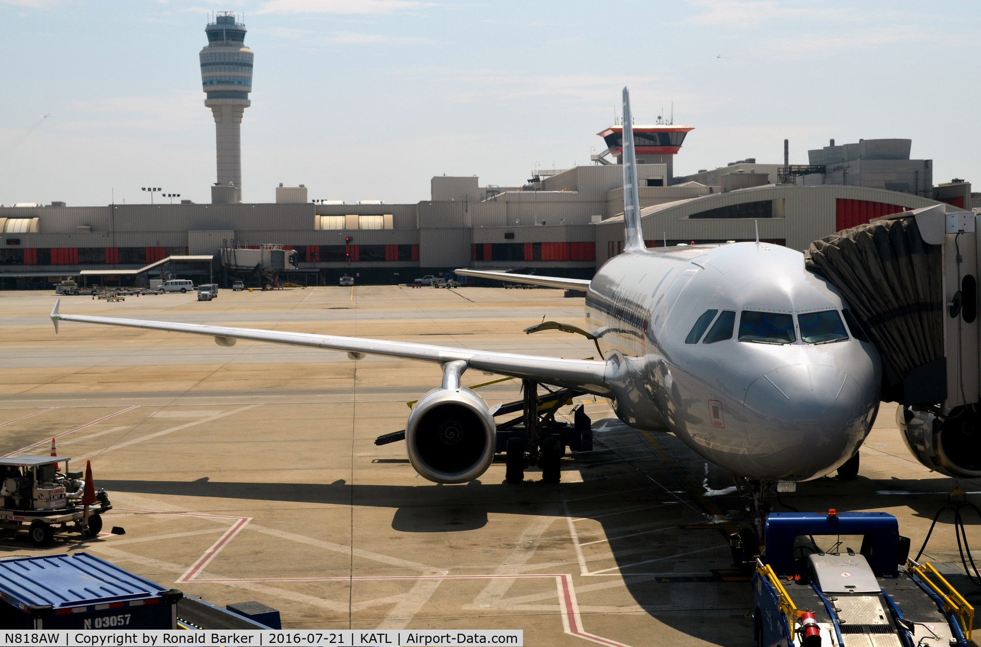 N818AW, 2000 Airbus A319-132 C/N 1375, At the gate Atlanta