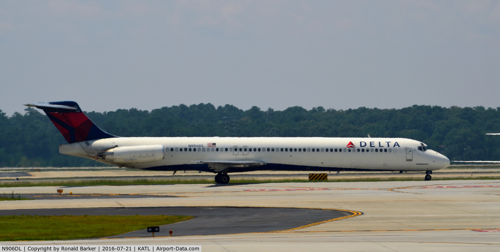 N906DL, 1987 McDonnell Douglas MD-88 C/N 49537, Taxi to gate Atlanta