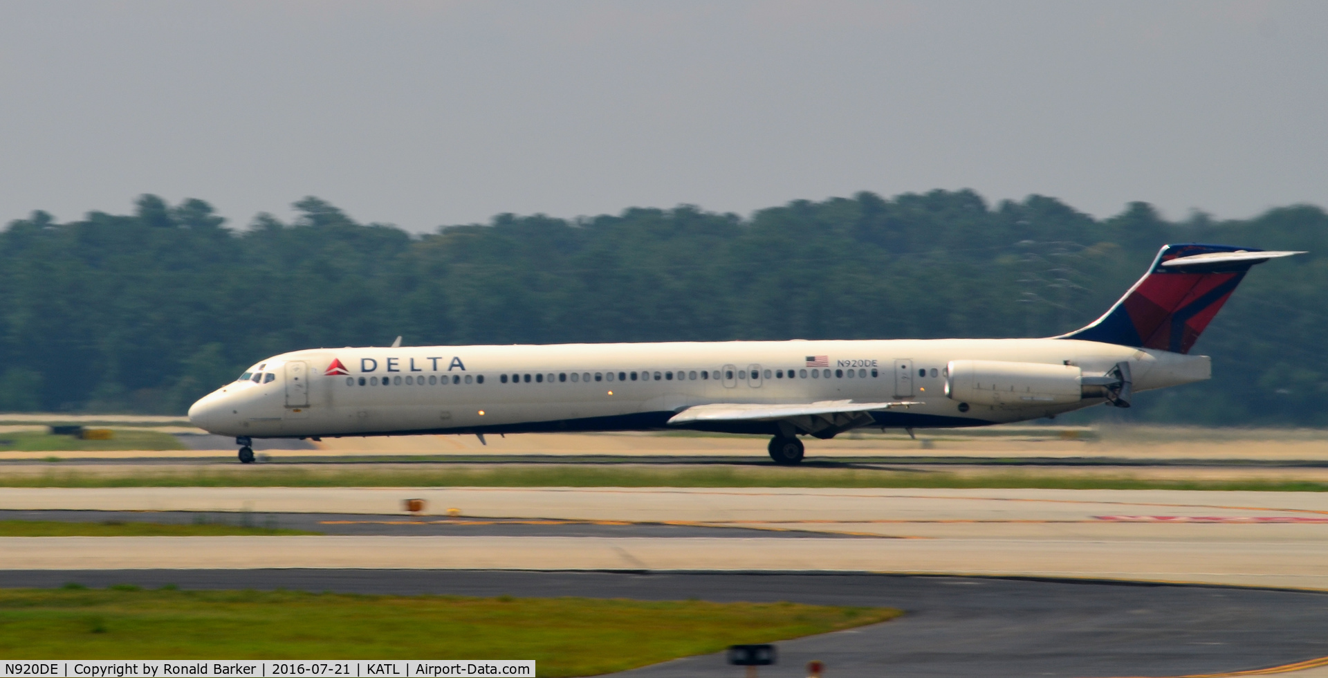 N920DE, 1993 McDonnell Douglas MD-88 C/N 53423, Landing Atlanta
