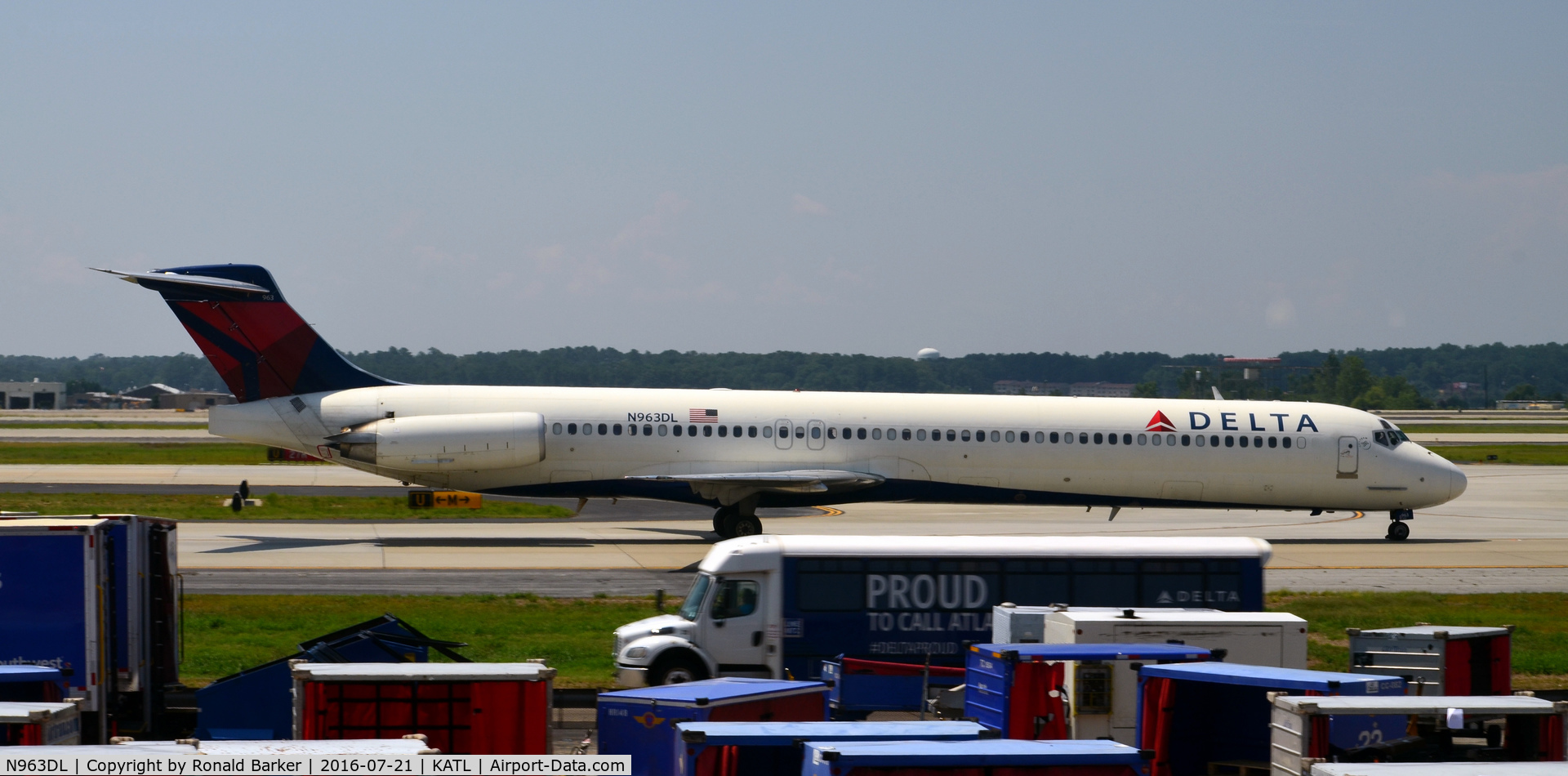 N963DL, 1990 McDonnell Douglas MD-88 C/N 49982, Taxi to park Atlanta