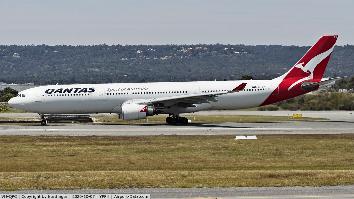 VH-QPC, 2003 Airbus A330-303 C/N 564, Airbus A330-303 cn 0564. Qantas VH-QPC Broken Hill. YPPH 07 October 2020
