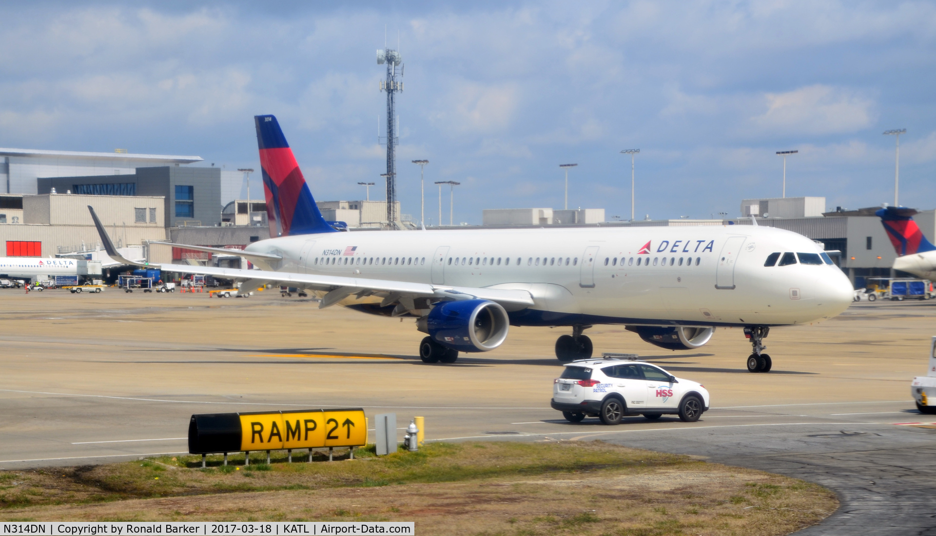N314DN, 2016 Airbus A321-211 C/N 7281, Taxi Atlanta