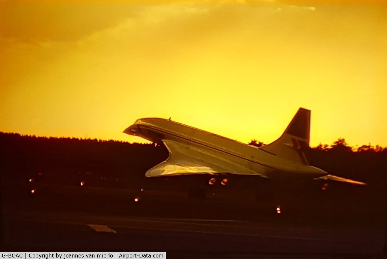 G-BOAC, 1975 Aerospatiale-BAC Concorde 1-102 C/N 100-004, Leaving Farnborough by sunset