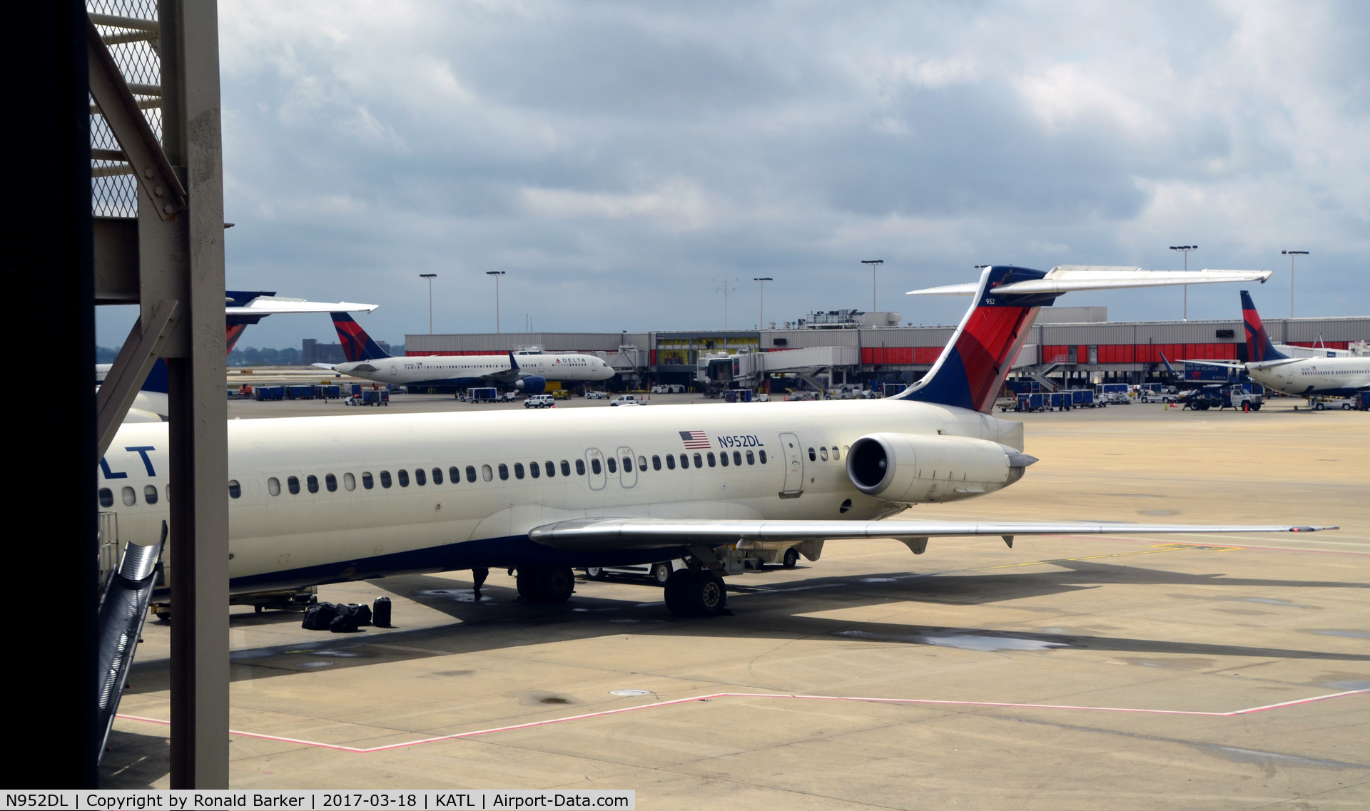 N952DL, 1990 McDonnell Douglas MD-88 C/N 49883, At the gate Atlanta