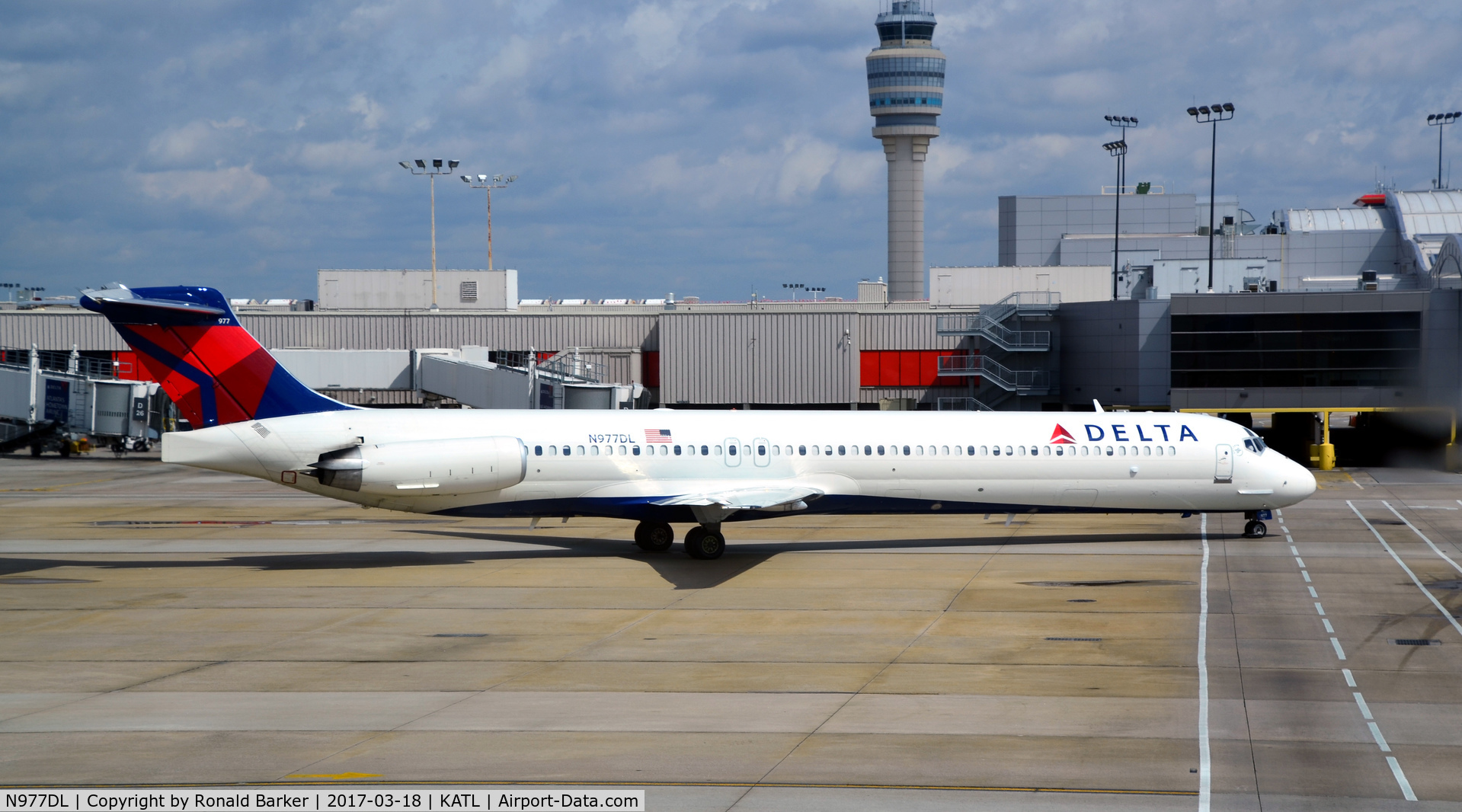 N977DL, 1991 McDonnell Douglas MD-88 C/N 53258, Taxi for takeoff Atlanta
