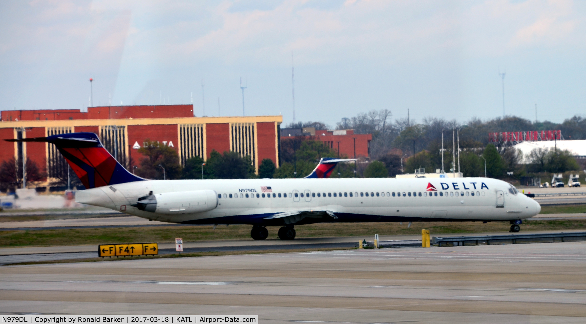 N979DL, 1991 McDonnell Douglas MD-88 C/N 53266, Taxi for takeoff Atlanta