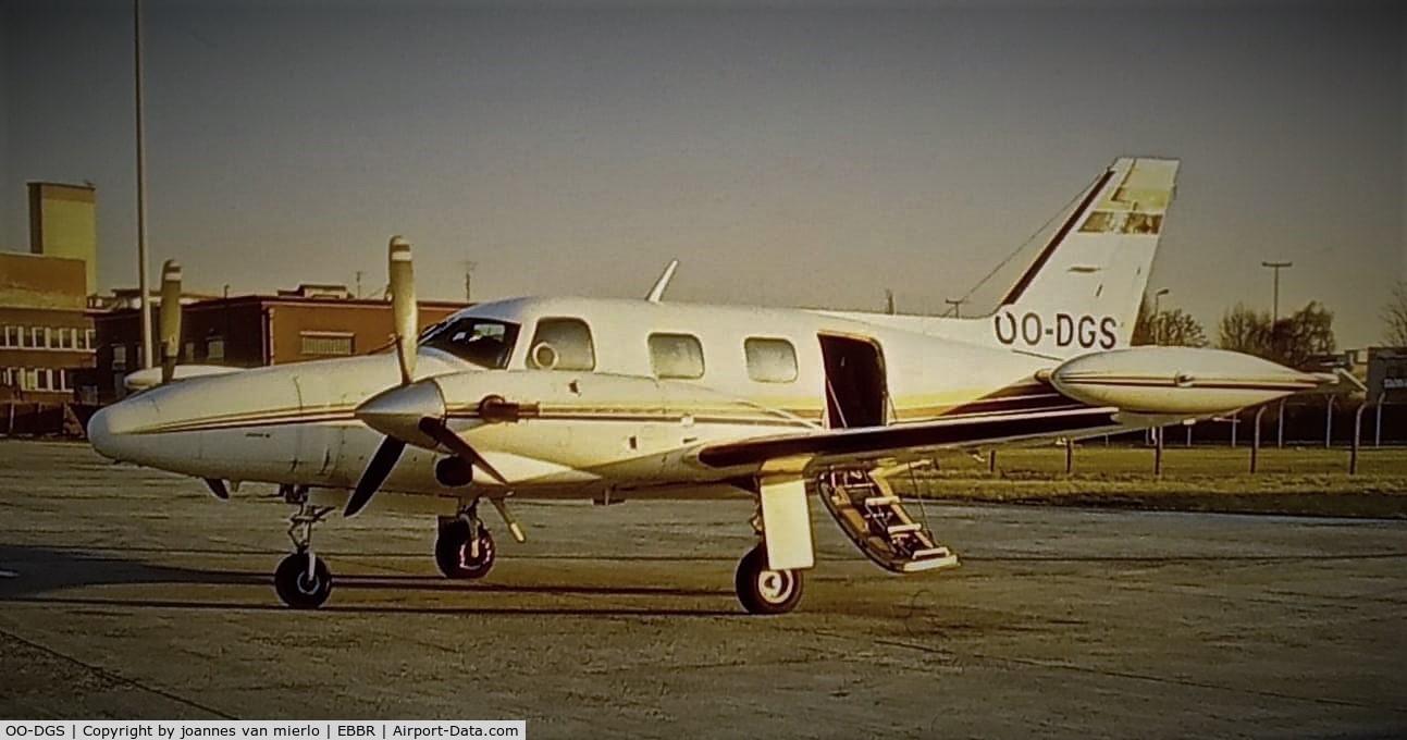 OO-DGS, 1978 Piper PA-31T C/N 31T-7820033, Scan from slide '90s