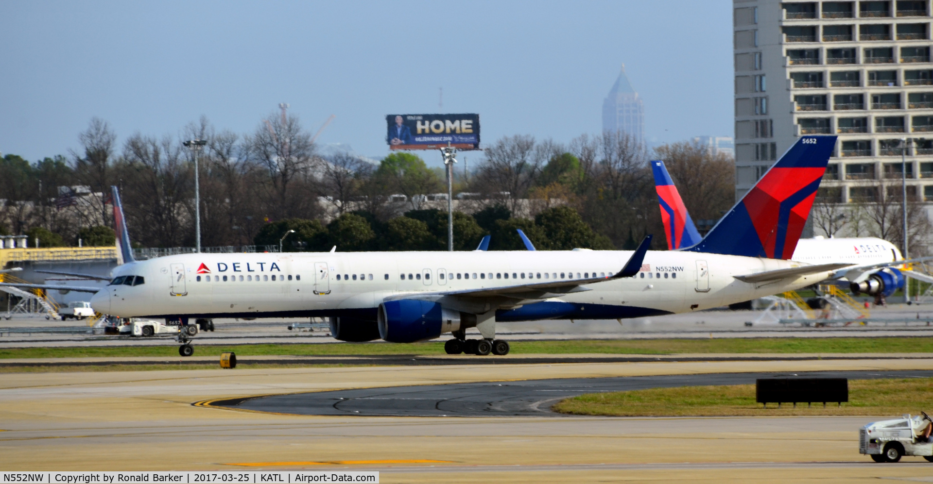 N552NW, 2001 Boeing 757-251 C/N 26499, Landing Atlanta