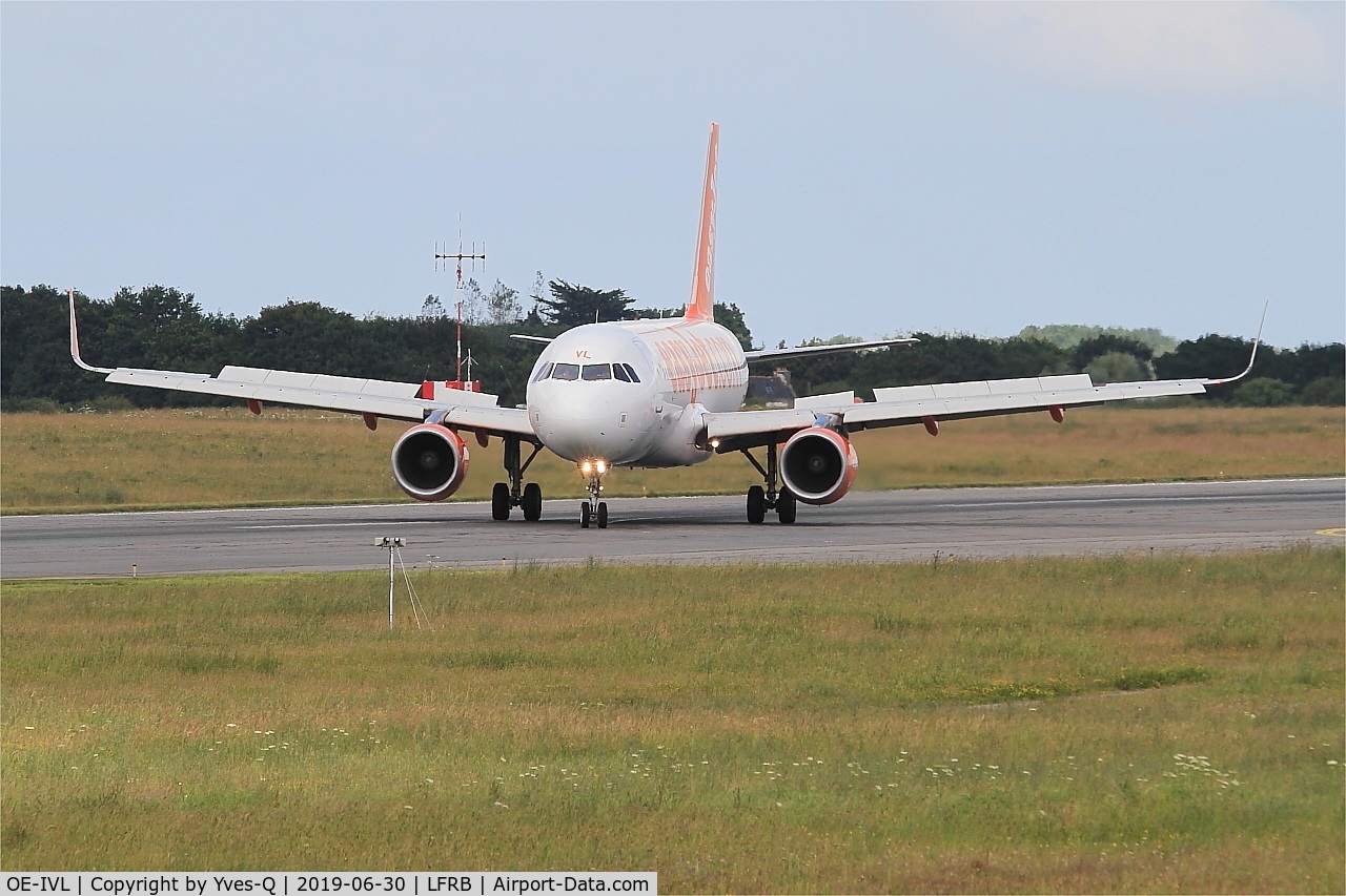 OE-IVL, 2014 Airbus A320-214 C/N 6188, Airbus A320-214, Taxiing to boarding ramp, Brest-Bretagne airport (LFRB-BES)