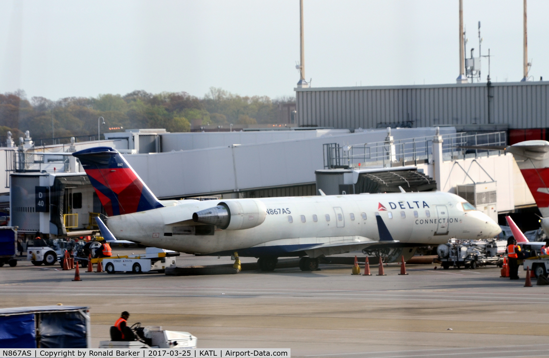 N867AS, 2000 Bombardier CRJ-200ER (CL-600-2B19) C/N 7463, Gate D38 Atlanta