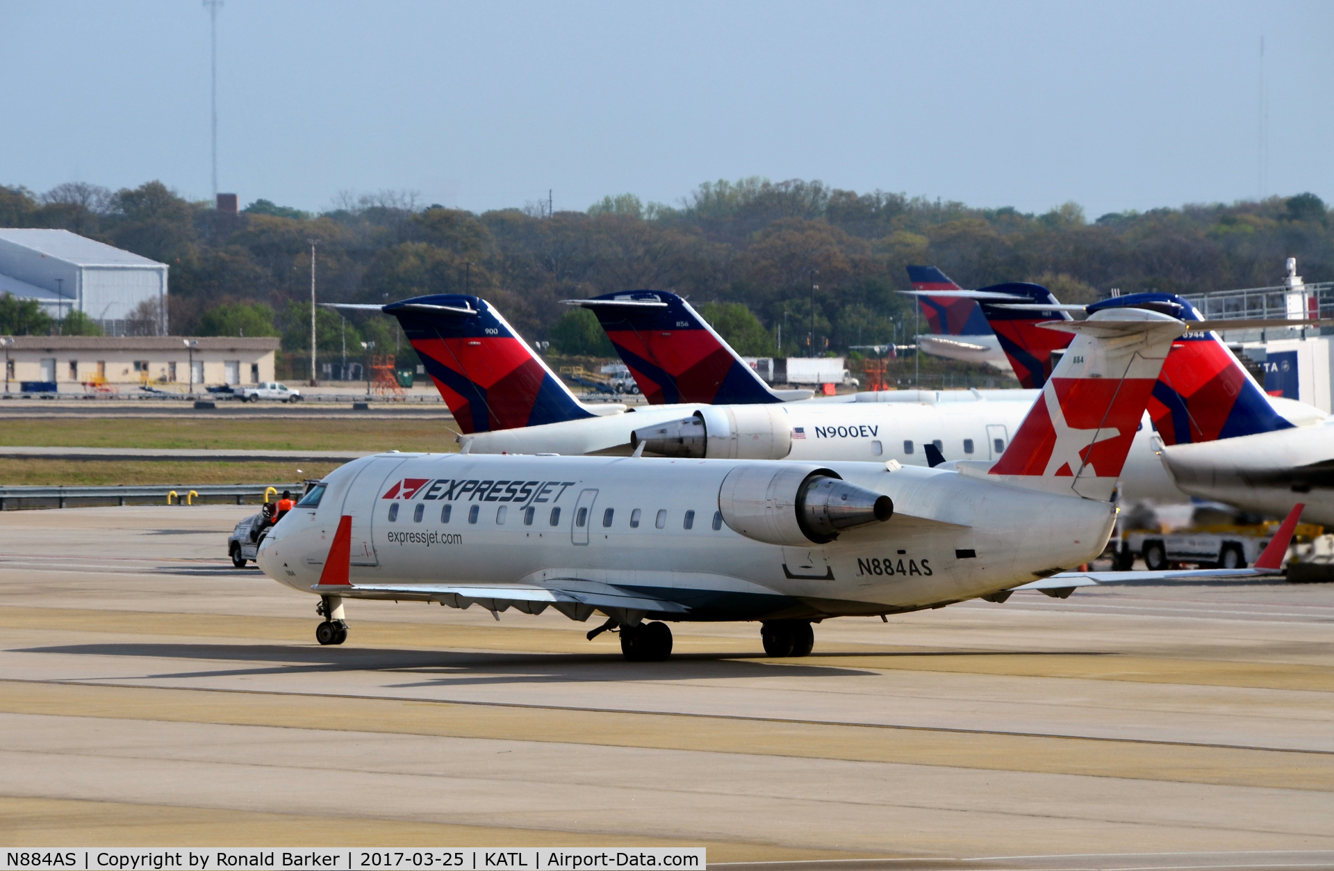 N884AS, 2001 Bombardier CRJ-200ER (CL-600-2B19) C/N 7513, Taxi for takeoff Atlanta
