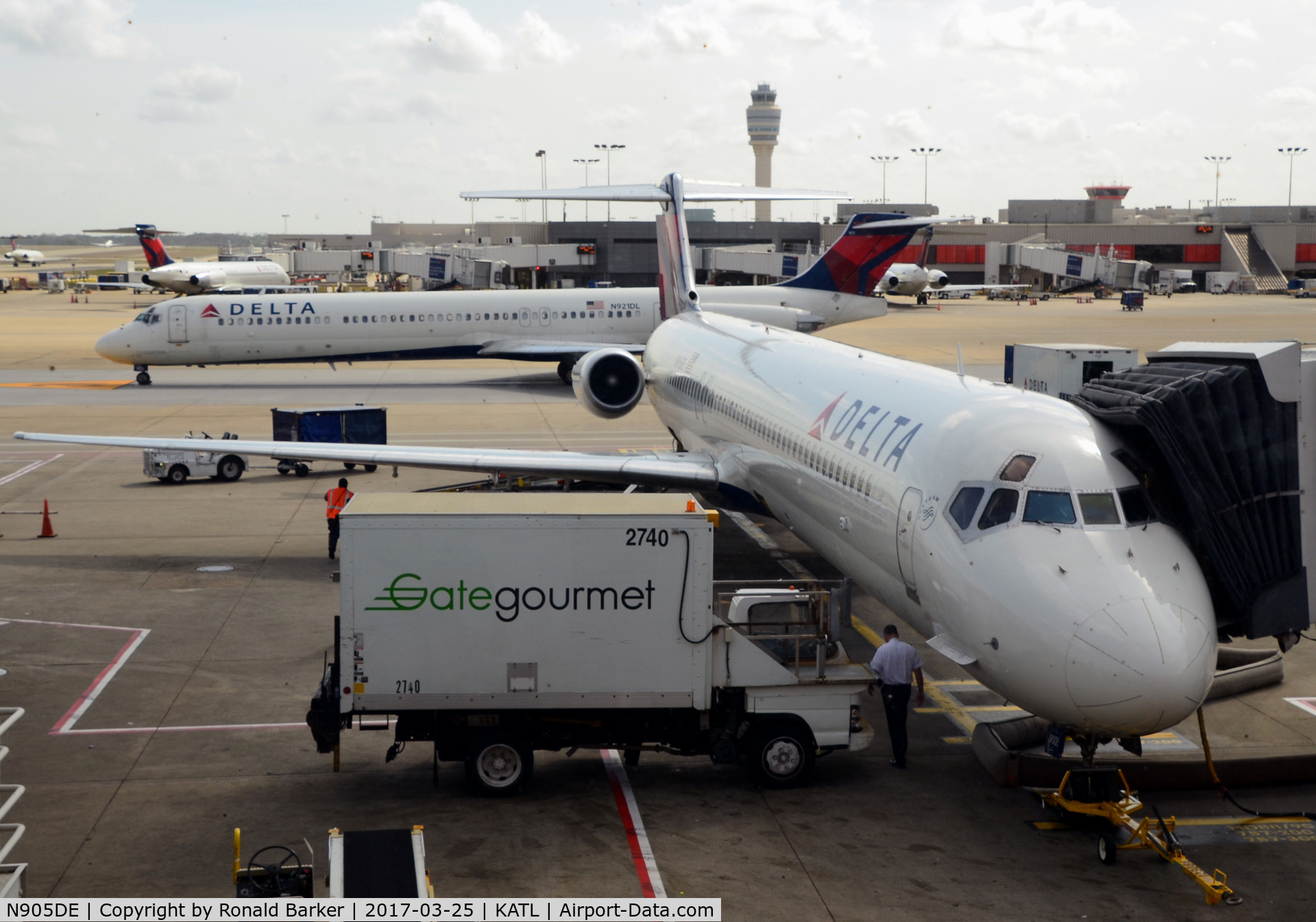 N905DE, 1992 McDonnell Douglas MD-88 C/N 53410, At the gate Atlanta