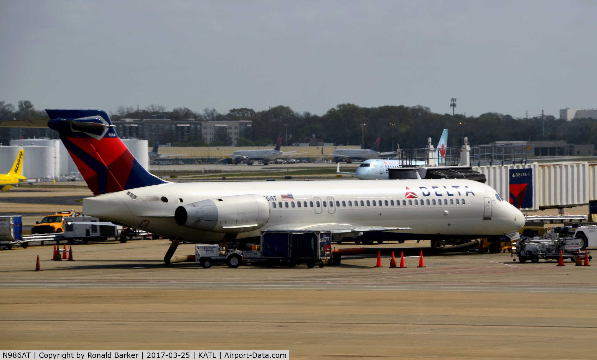 N986AT, 2001 Boeing 717-200 C/N 55089, At the gate Atlanta