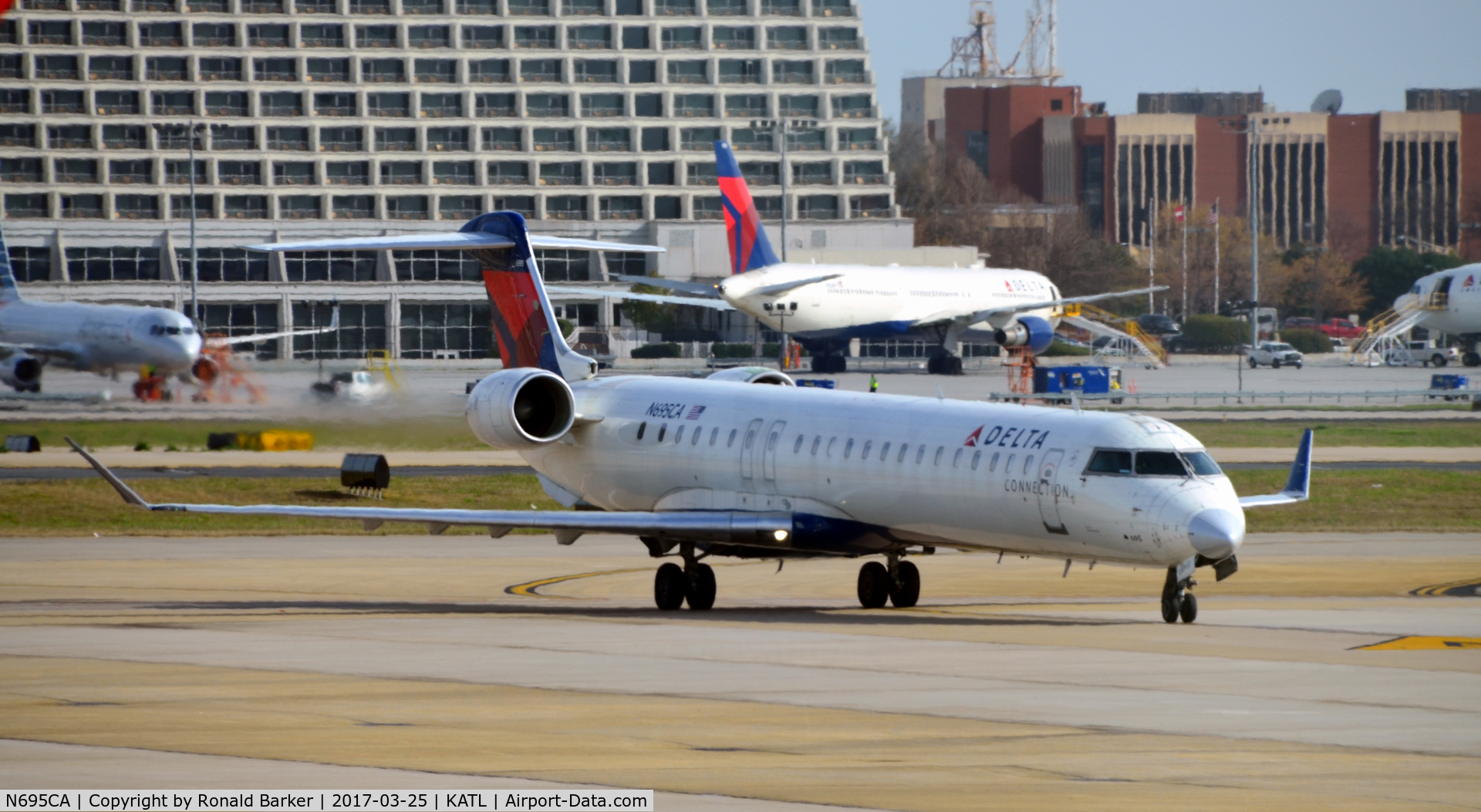 N695CA, 2006 Bombardier CRJ-900ER (CL-600-2D24) C/N 15097, Taxi to gate Atlanta