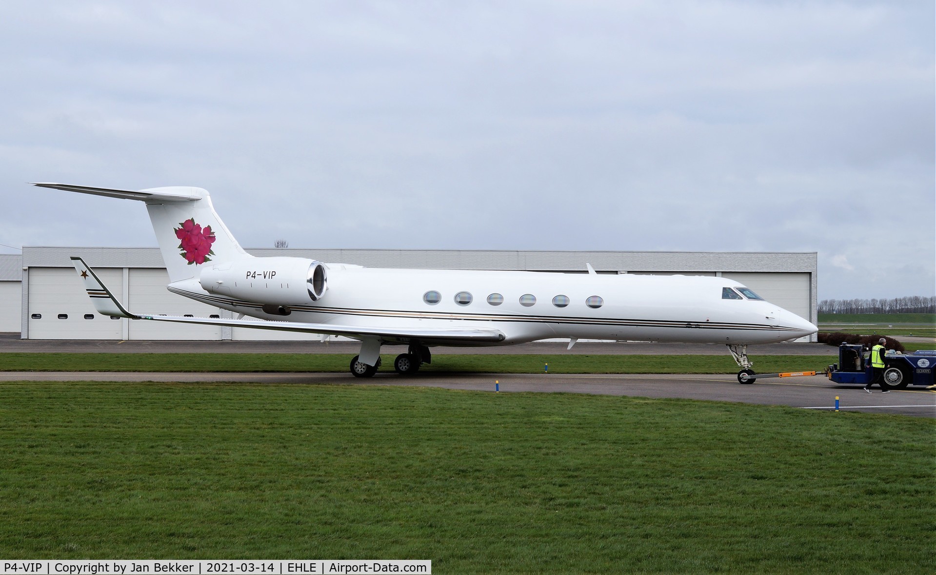 P4-VIP, Gulfstream Aerospace Gulstream V C/N 669, Towing to the ramp in its new livery