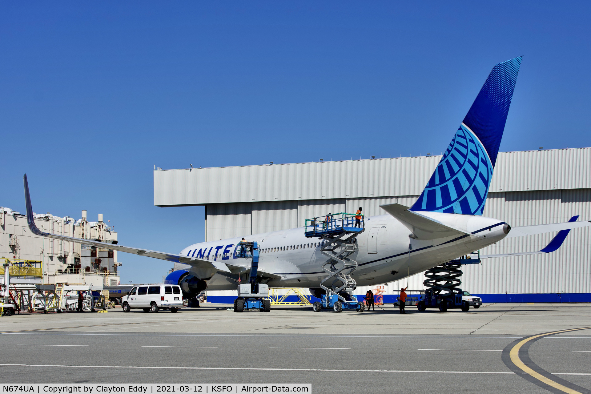 N674UA, 2000 Boeing 767-322 C/N 29242, SFO 2021.