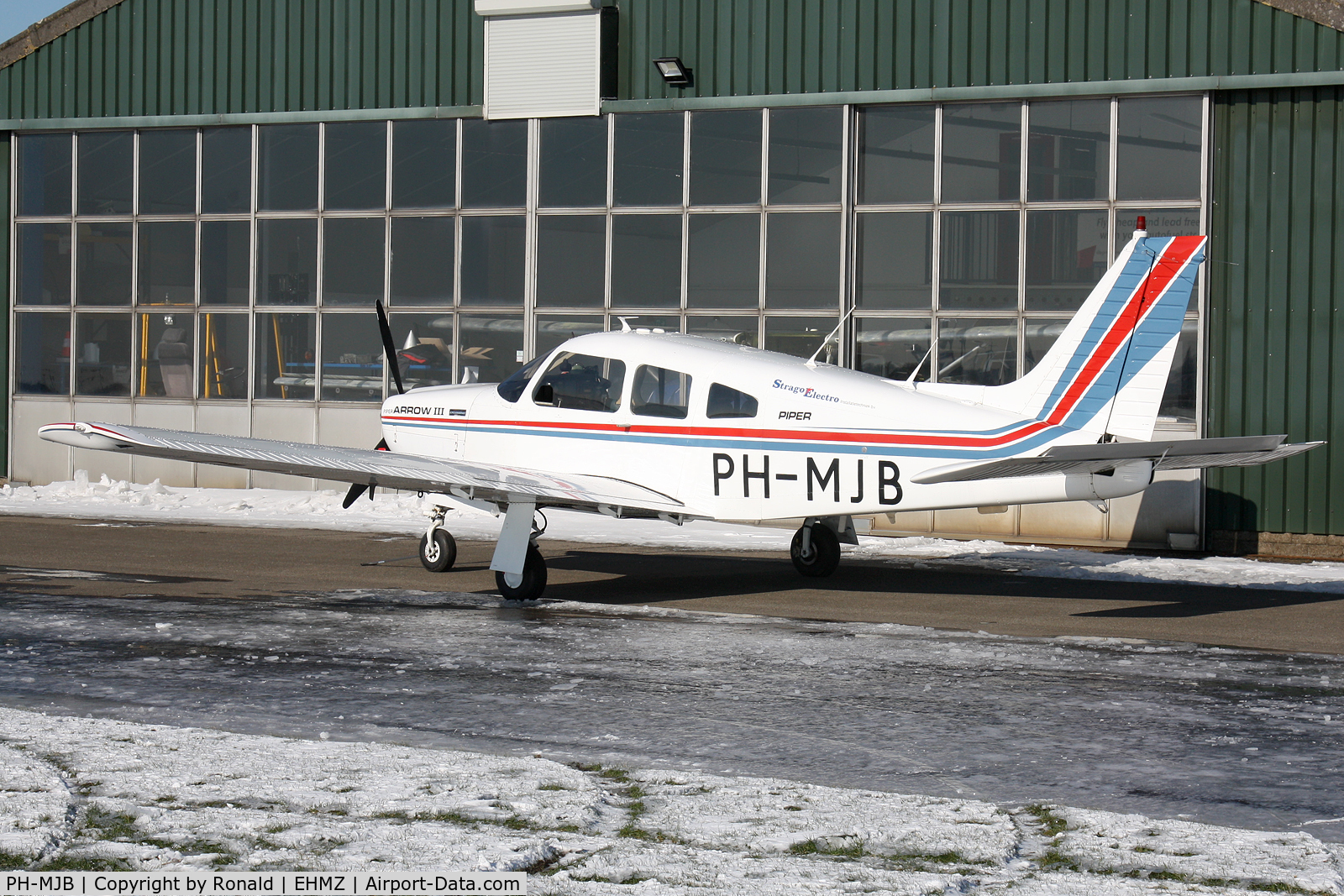 PH-MJB, Piper PA-28R-201 Cherokee Arrow III C/N 28R-7837227, at ehmz
