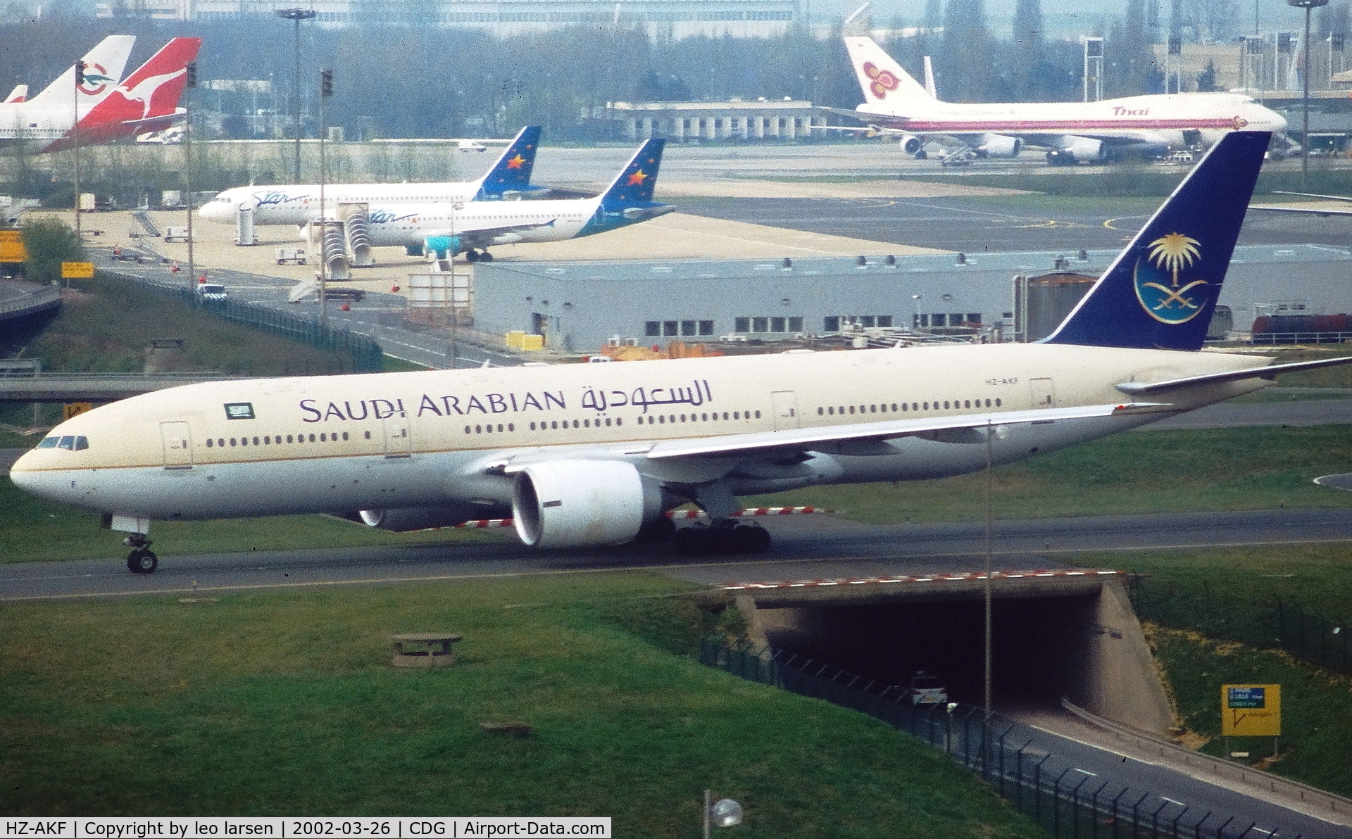 HZ-AKF, 1998 Boeing 777-268/ER C/N 28349, Paris Charles de Gaulle 26.3.2002
