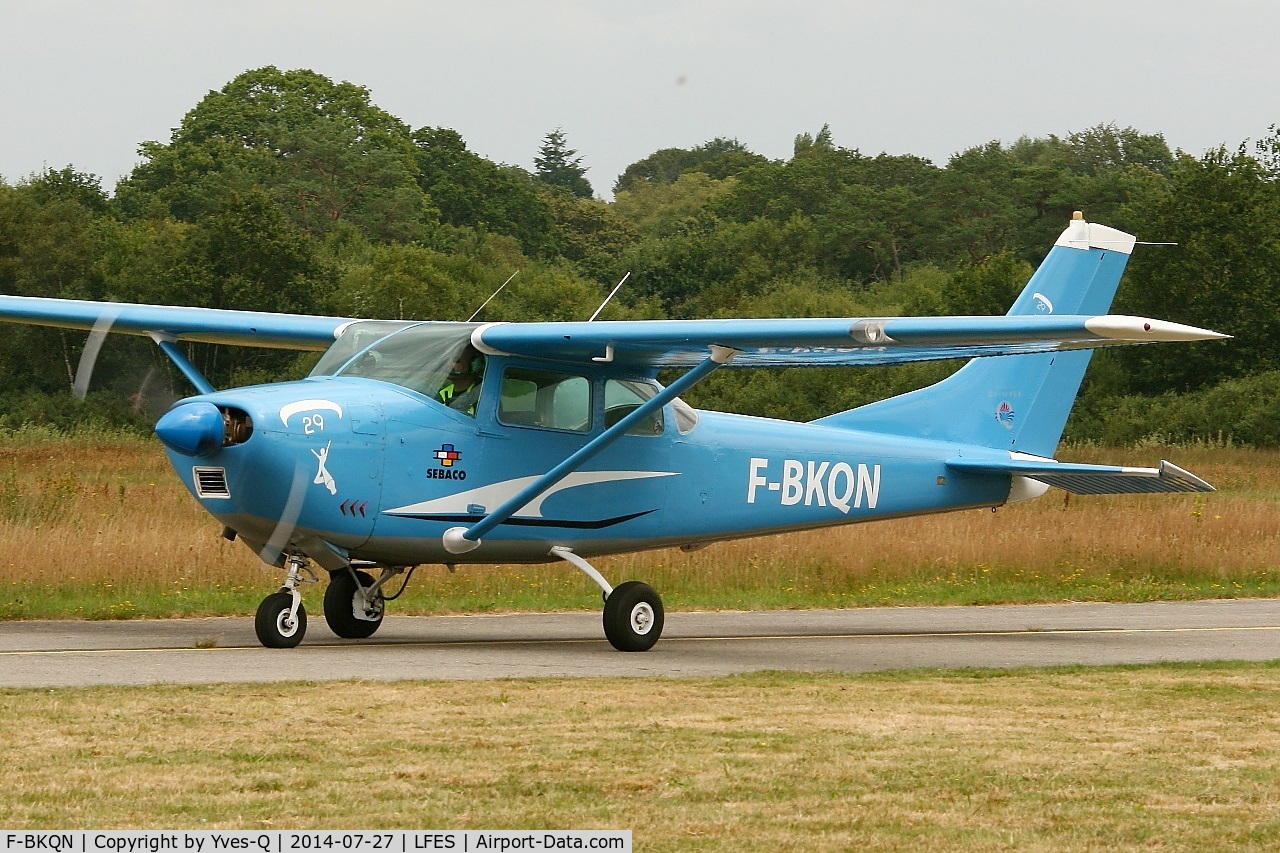 F-BKQN, Cessna 182F Skylane C/N 18254493, Cessna 182F Skylane, taxiing, Guiscriff airfield (LFES) open day 2014