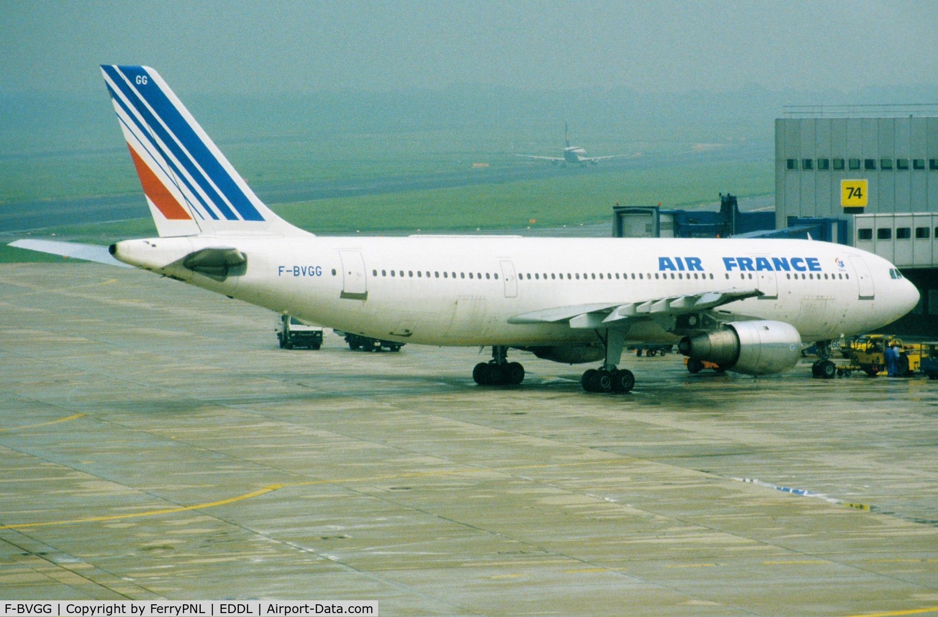 F-BVGG, 1982 Airbus A300B4-203 C/N 019, Air France A300 at its gate