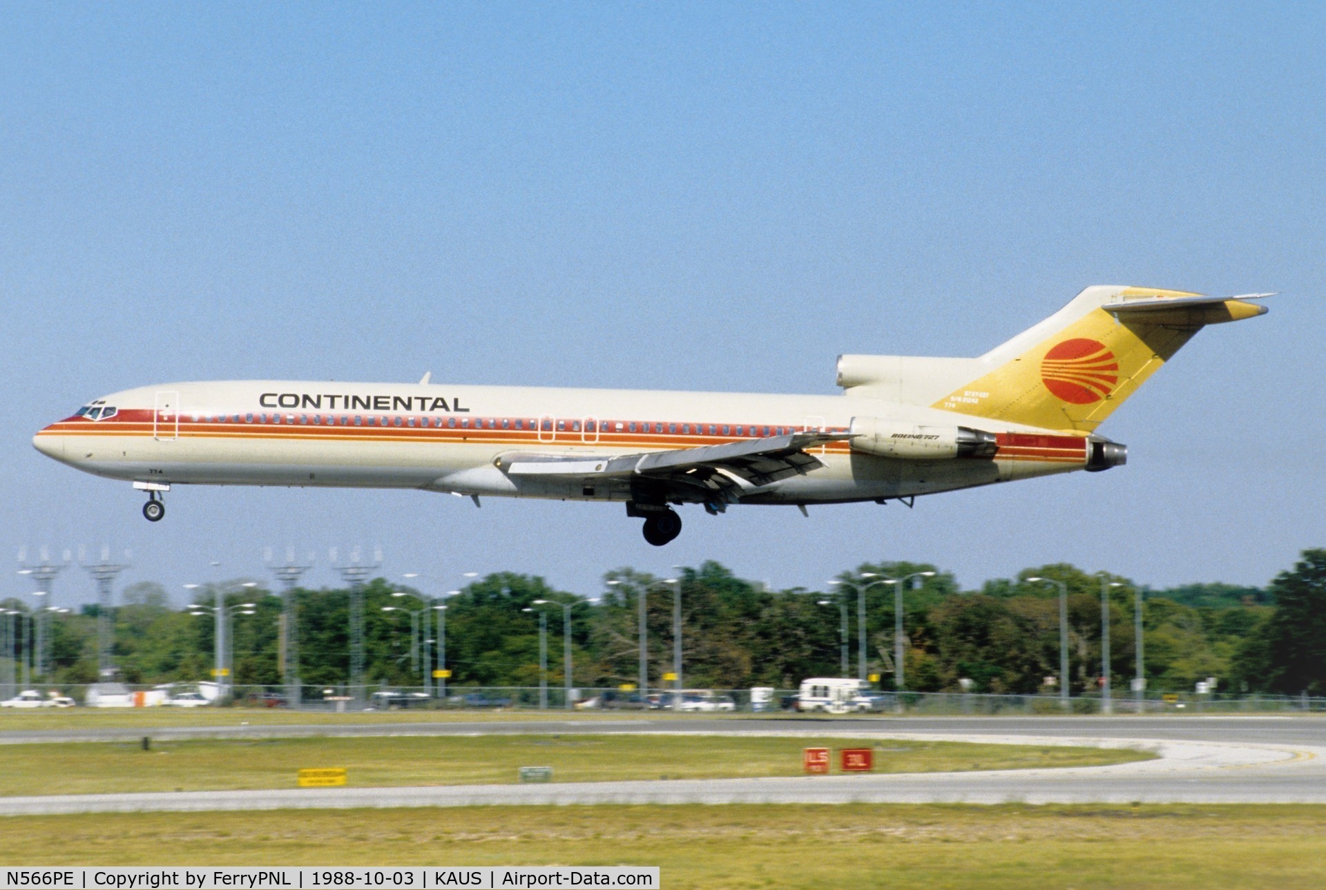 N566PE, 1976 Boeing 727-227 C/N 21242, Landing of Continental B727
